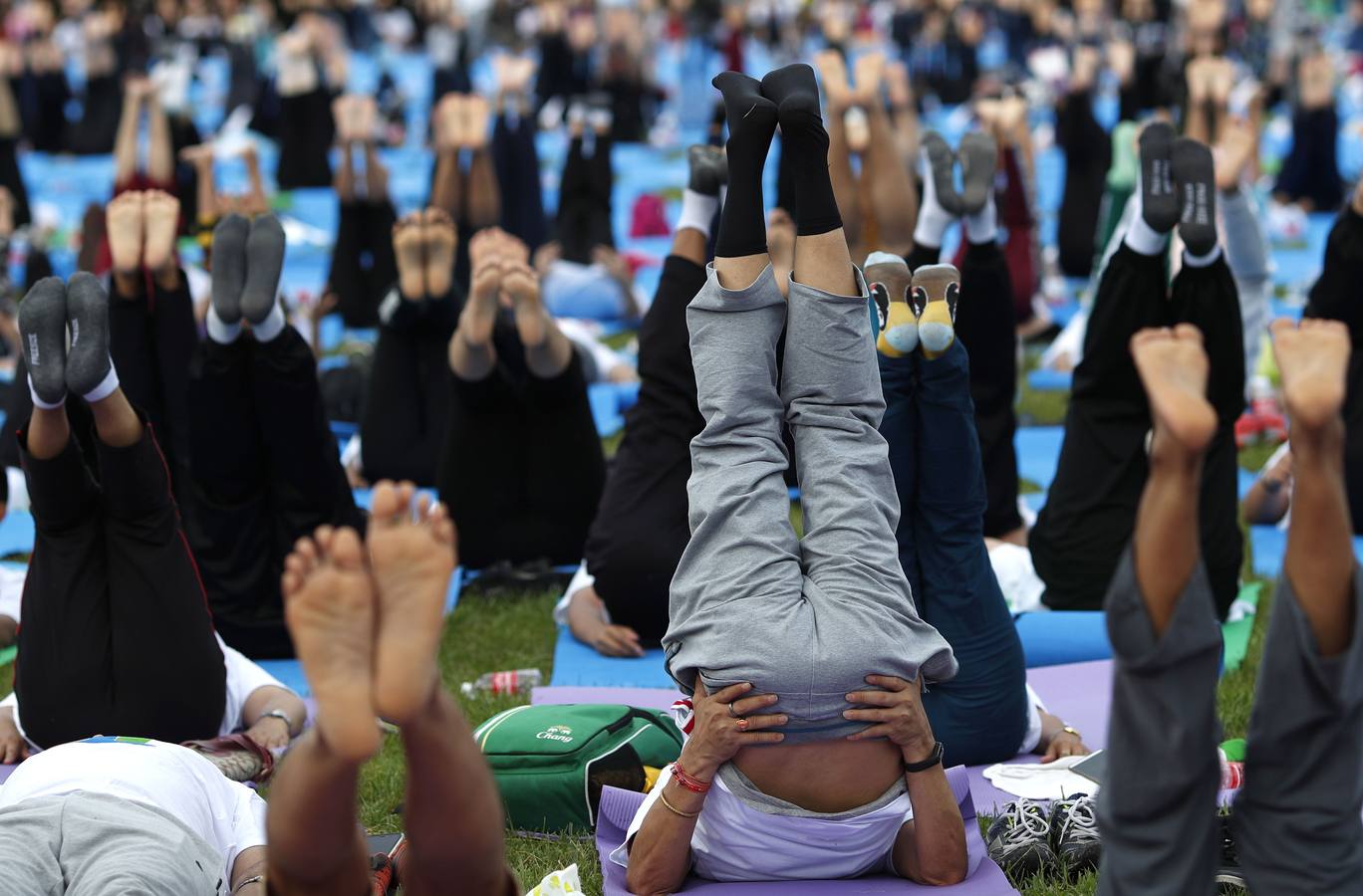 Un gran número de personas participa en la 6ª edición del Día del Yoga Los entusiastas del yoga de todo del mundo celebran este día practicando ejercicios y sesiones de respiración al aire libre para descubrir sus beneficios.