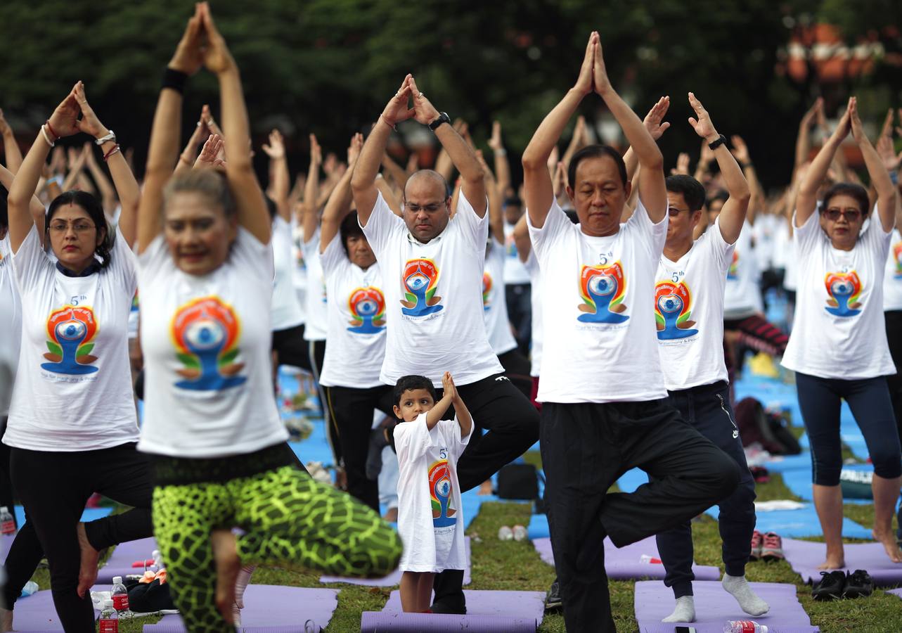 Un gran número de personas participa en la 6ª edición del Día del Yoga Los entusiastas del yoga de todo del mundo celebran este día practicando ejercicios y sesiones de respiración al aire libre para descubrir sus beneficios.