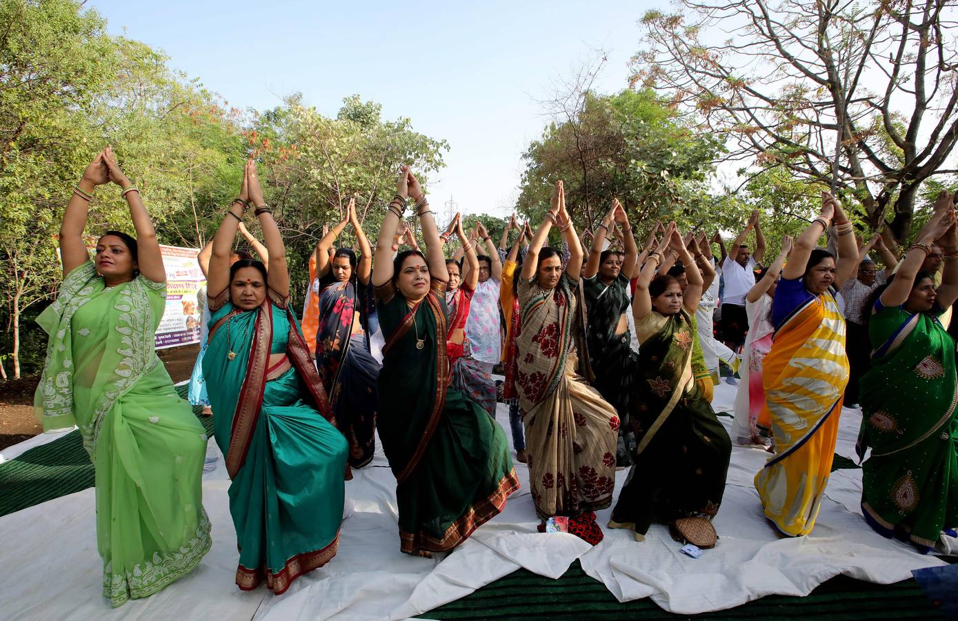 Un gran número de personas participa en la 6ª edición del Día del Yoga Los entusiastas del yoga de todo del mundo celebran este día practicando ejercicios y sesiones de respiración al aire libre para descubrir sus beneficios.