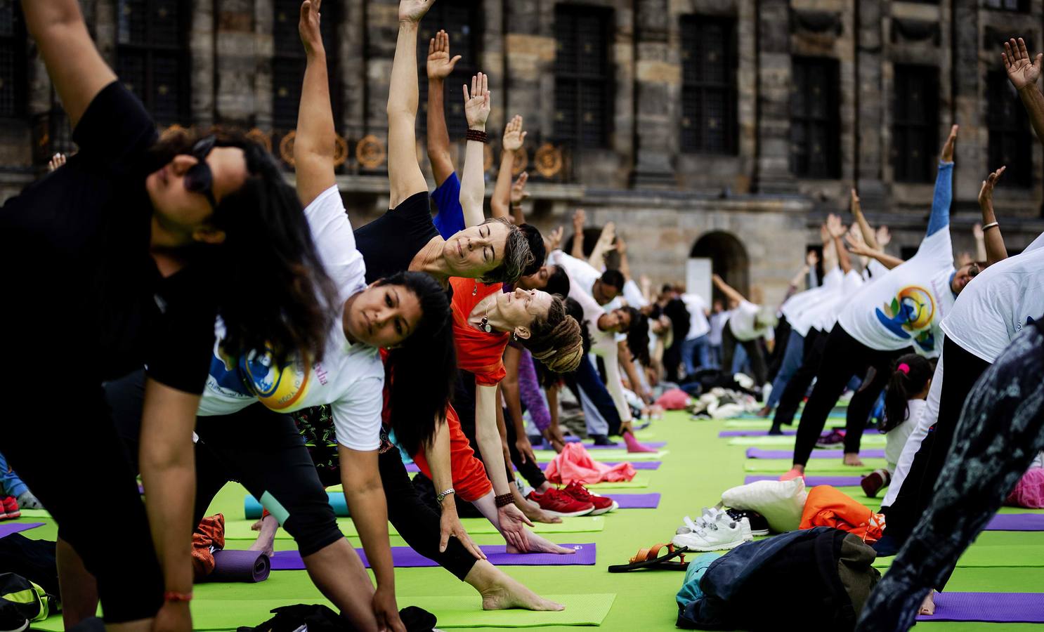 Un gran número de personas participa en la 6ª edición del Día del Yoga Los entusiastas del yoga de todo del mundo celebran este día practicando ejercicios y sesiones de respiración al aire libre para descubrir sus beneficios.