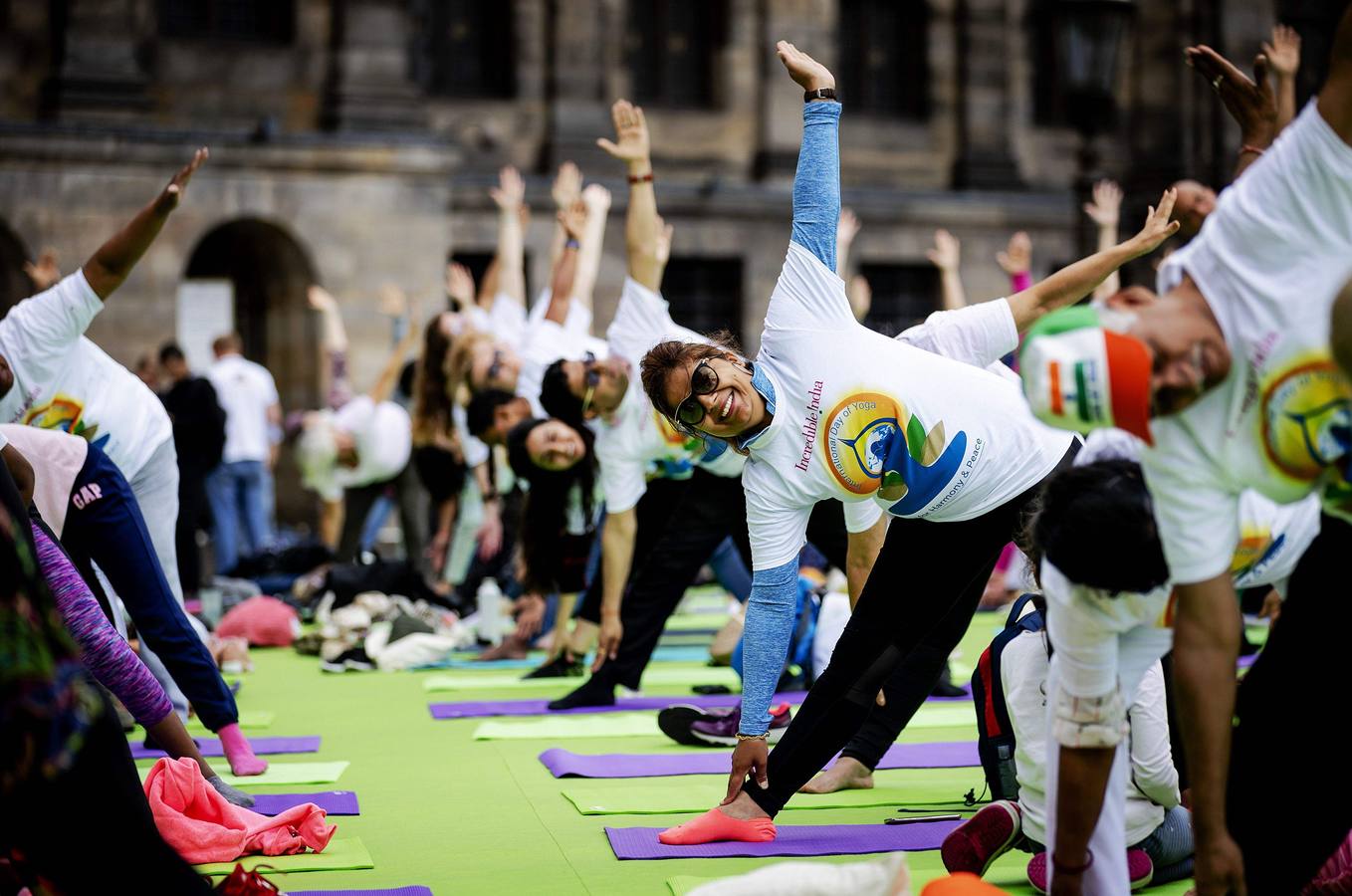 Un gran número de personas participa en la 6ª edición del Día del Yoga Los entusiastas del yoga de todo del mundo celebran este día practicando ejercicios y sesiones de respiración al aire libre para descubrir sus beneficios.