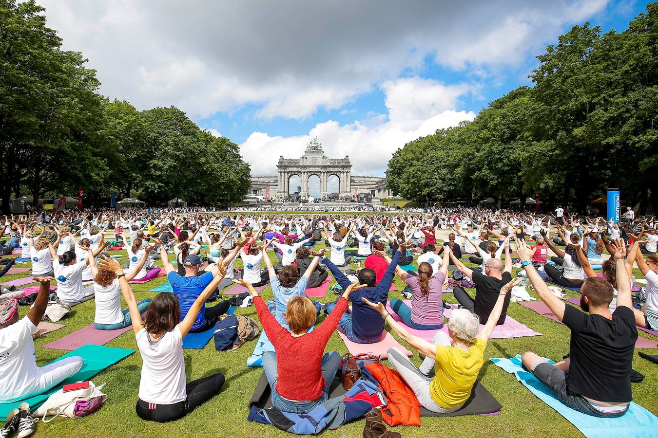 Un gran número de personas participa en la 6ª edición del Día del Yoga Los entusiastas del yoga de todo del mundo celebran este día practicando ejercicios y sesiones de respiración al aire libre para descubrir sus beneficios.