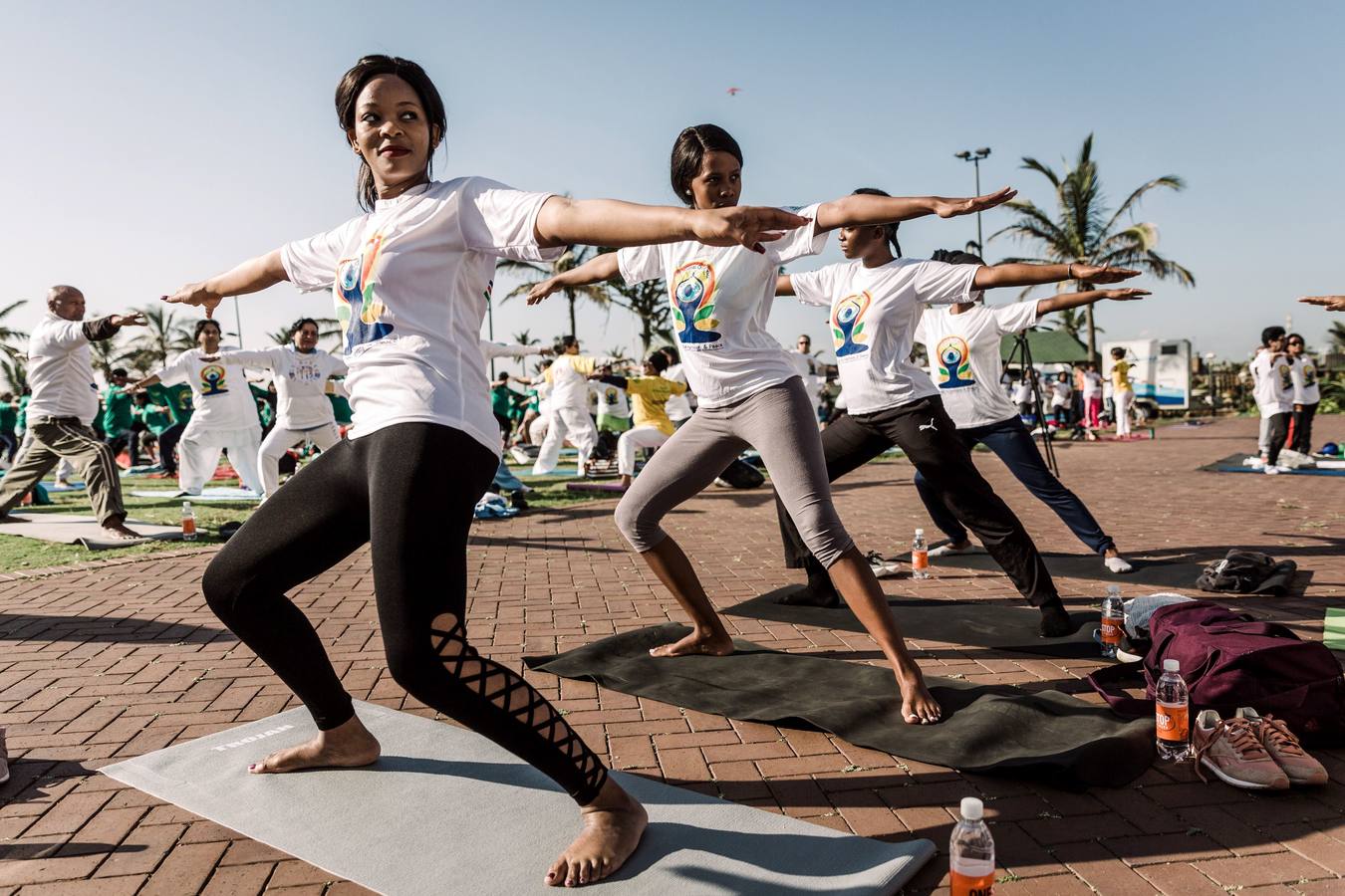 Un gran número de personas participa en la 6ª edición del Día del Yoga Los entusiastas del yoga de todo del mundo celebran este día practicando ejercicios y sesiones de respiración al aire libre para descubrir sus beneficios.