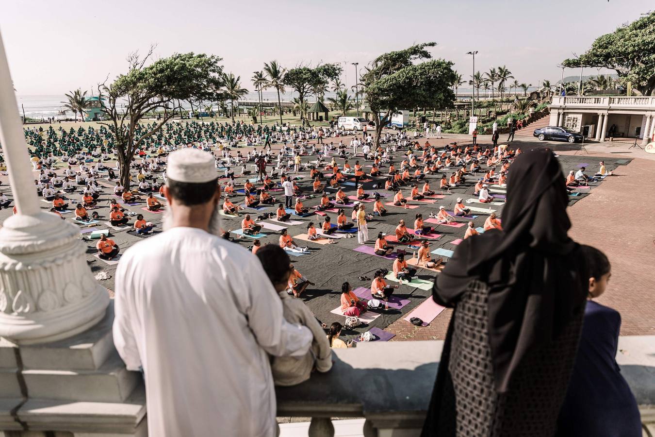 Un gran número de personas participa en la 6ª edición del Día del Yoga Los entusiastas del yoga de todo del mundo celebran este día practicando ejercicios y sesiones de respiración al aire libre para descubrir sus beneficios.