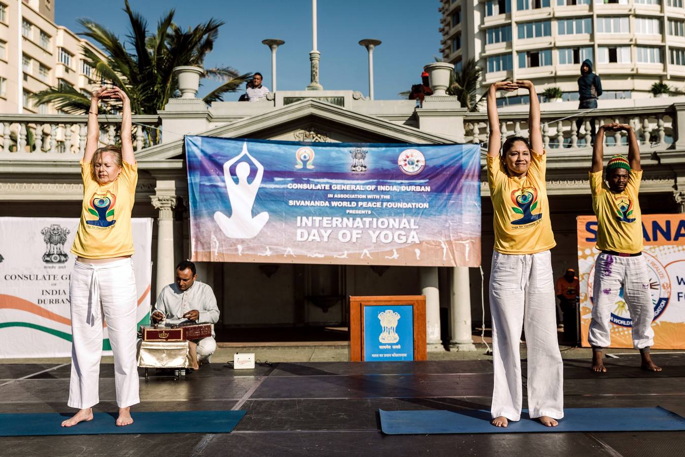 Un gran número de personas participa en la 6ª edición del Día del Yoga Los entusiastas del yoga de todo del mundo celebran este día practicando ejercicios y sesiones de respiración al aire libre para descubrir sus beneficios.