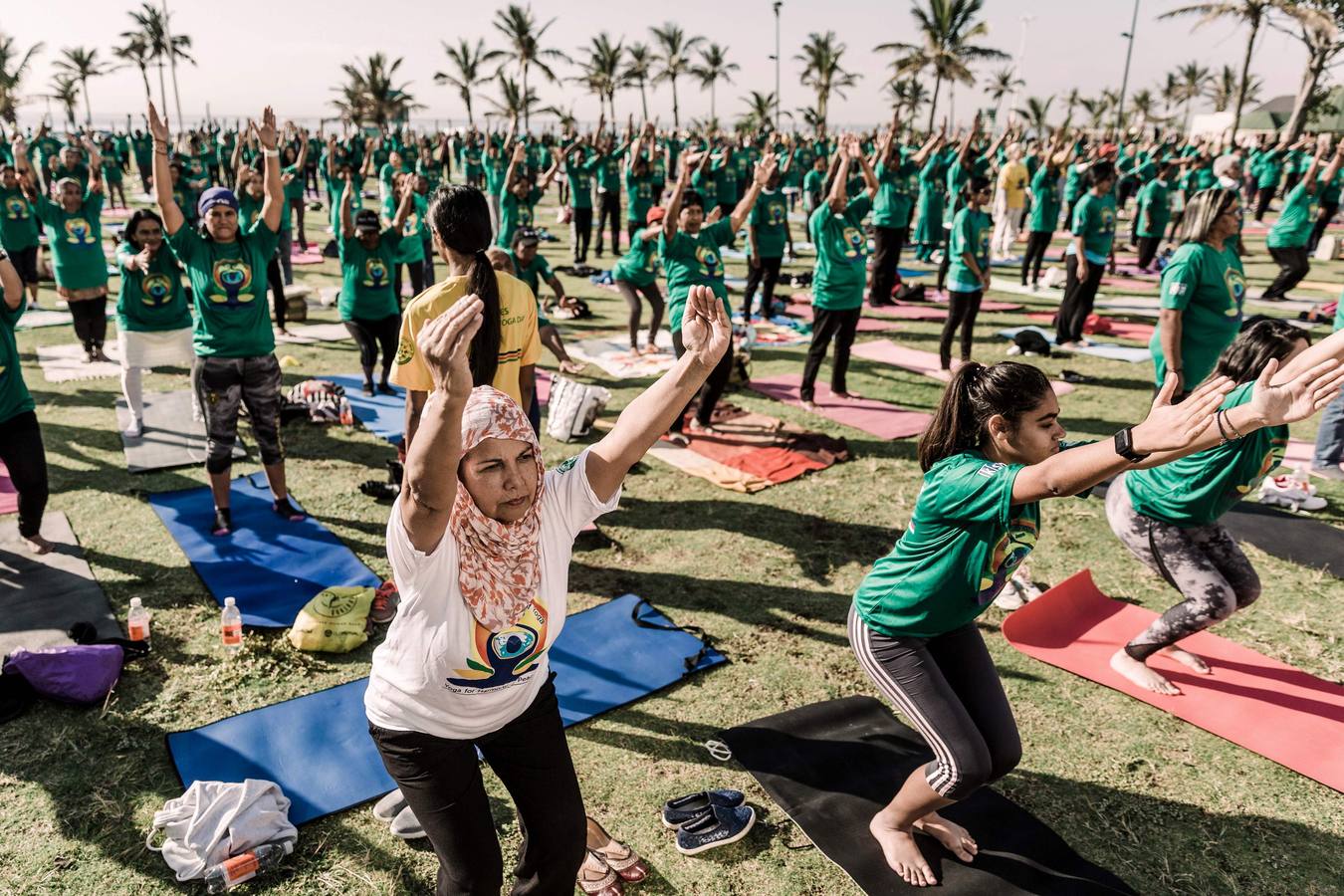 Un gran número de personas participa en la 6ª edición del Día del Yoga Los entusiastas del yoga de todo del mundo celebran este día practicando ejercicios y sesiones de respiración al aire libre para descubrir sus beneficios.