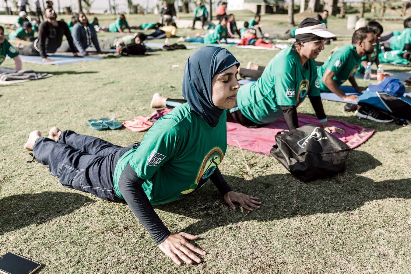 Un gran número de personas participa en la 6ª edición del Día del Yoga Los entusiastas del yoga de todo del mundo celebran este día practicando ejercicios y sesiones de respiración al aire libre para descubrir sus beneficios.