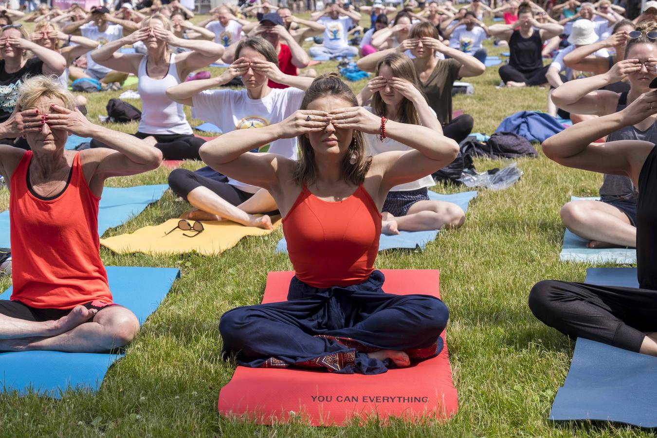 Un gran número de personas participa en la 6ª edición del Día del Yoga Los entusiastas del yoga de todo del mundo celebran este día practicando ejercicios y sesiones de respiración al aire libre para descubrir sus beneficios.