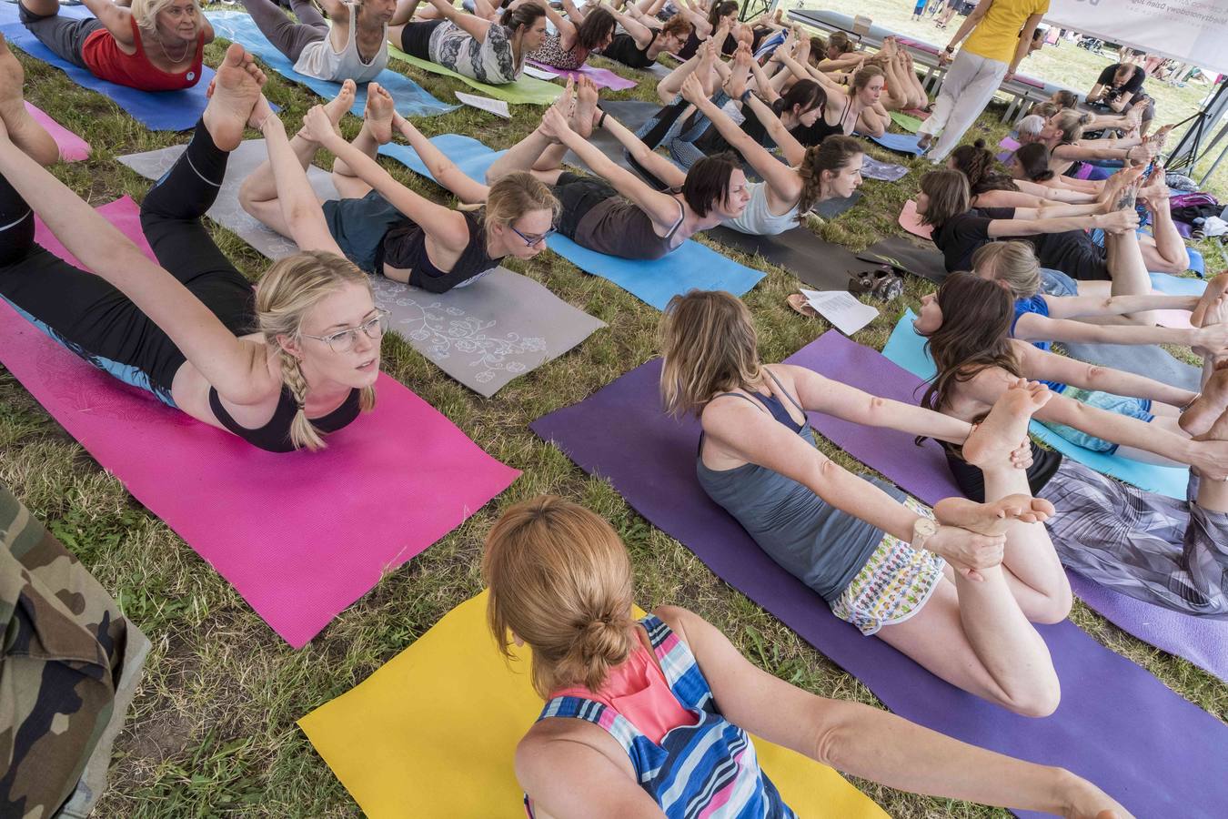 Un gran número de personas participa en la 6ª edición del Día del Yoga Los entusiastas del yoga de todo del mundo celebran este día practicando ejercicios y sesiones de respiración al aire libre para descubrir sus beneficios.