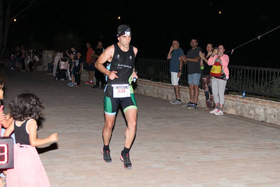 El atleta del Fondistas de Yecla gana en la prueba de 21 kilómetros con un tiempo de 1:49:14, por los 2:06:08 de la corredora del Espuña Trail