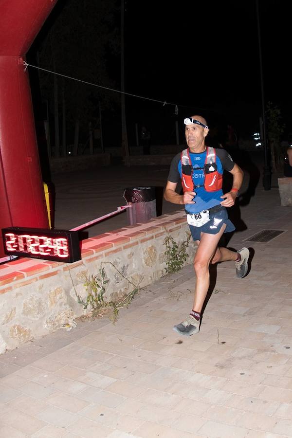 El atleta del Fondistas de Yecla gana en la prueba de 21 kilómetros con un tiempo de 1:49:14, por los 2:06:08 de la corredora del Espuña Trail