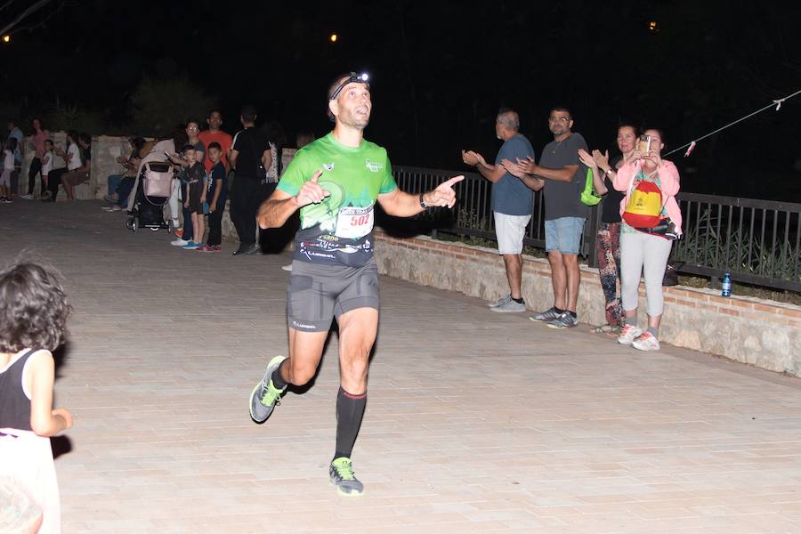 El atleta del Fondistas de Yecla gana en la prueba de 21 kilómetros con un tiempo de 1:49:14, por los 2:06:08 de la corredora del Espuña Trail