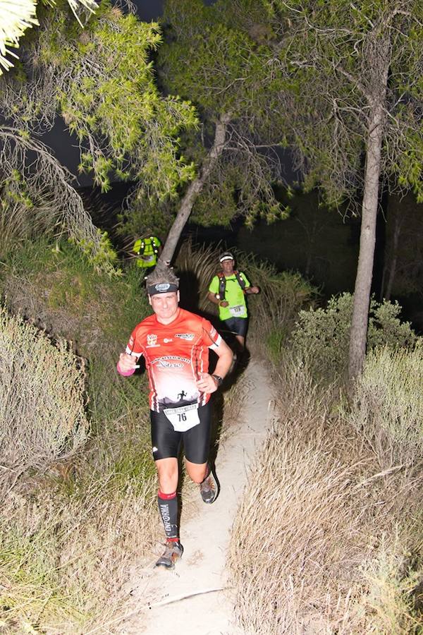 El atleta del Fondistas de Yecla gana en la prueba de 21 kilómetros con un tiempo de 1:49:14, por los 2:06:08 de la corredora del Espuña Trail