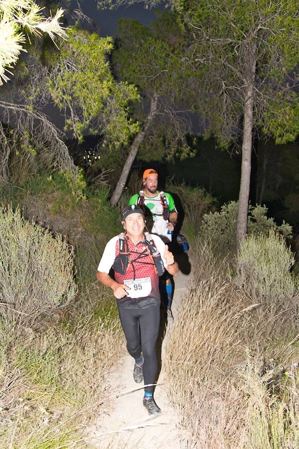 El atleta del Fondistas de Yecla gana en la prueba de 21 kilómetros con un tiempo de 1:49:14, por los 2:06:08 de la corredora del Espuña Trail