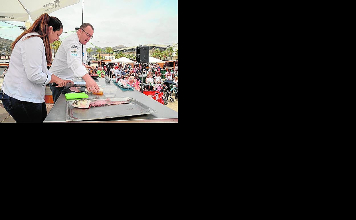 María Gómez y Pablo González-Conejero protagonizan un 'showcooking' centrado en el mújol, durante la última jornada de Cartagena Puerto de Sabores . 