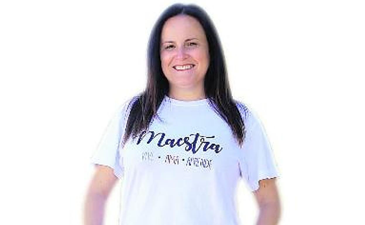 Berta Monteagudo muestra una de las camisetas que ha creado. 