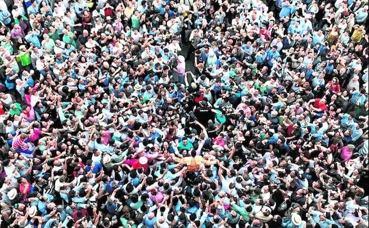 Ureña, aclamado por una muchedumbre, a la salida a hombros de Las Ventas.