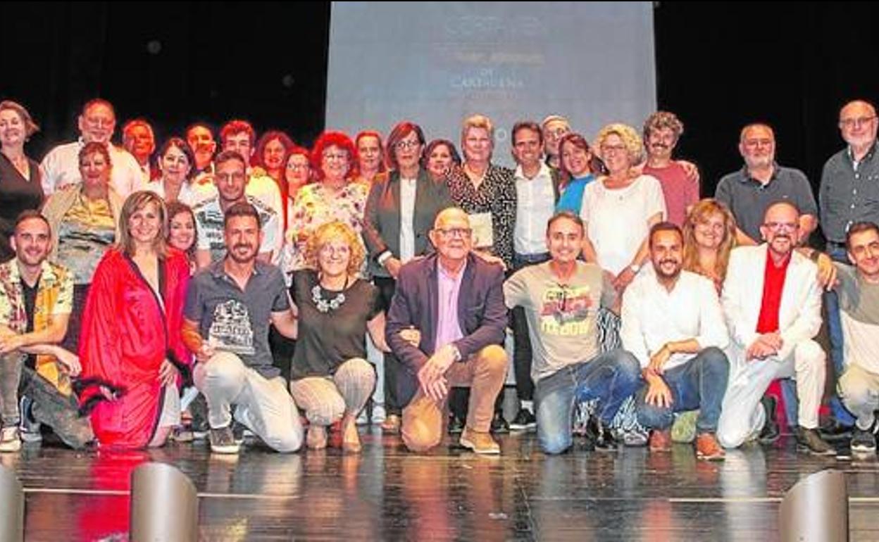 Premiados y autoridades, en el Teatro Circo Apolo de El Algar. lv