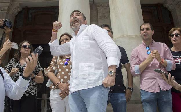 José López grita y alza su puño durante su discurso, ayer en el Palacio Consistorial.