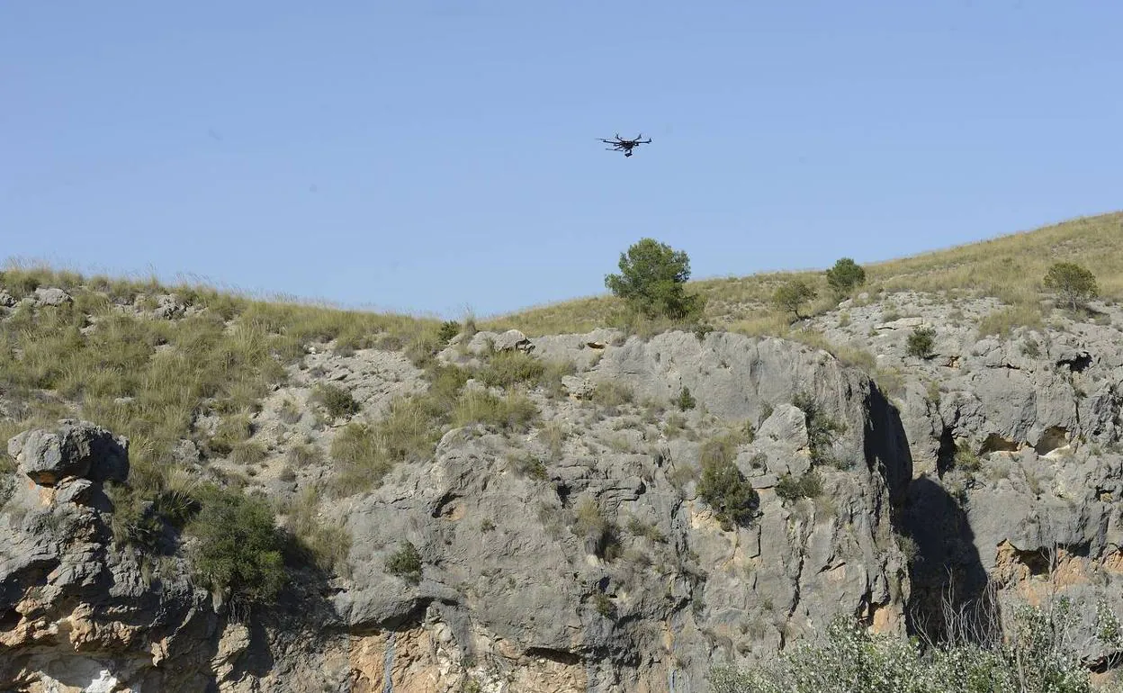 Un dron del Centro Tecnológico del Mármol sobrevuela el Cañón de Almadenes. 