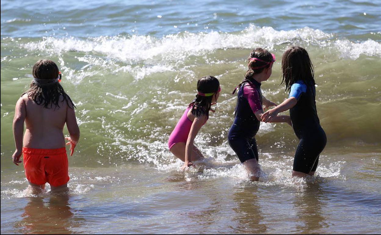 Varios niños juegan en la playa, en una imagen de archivo. 
