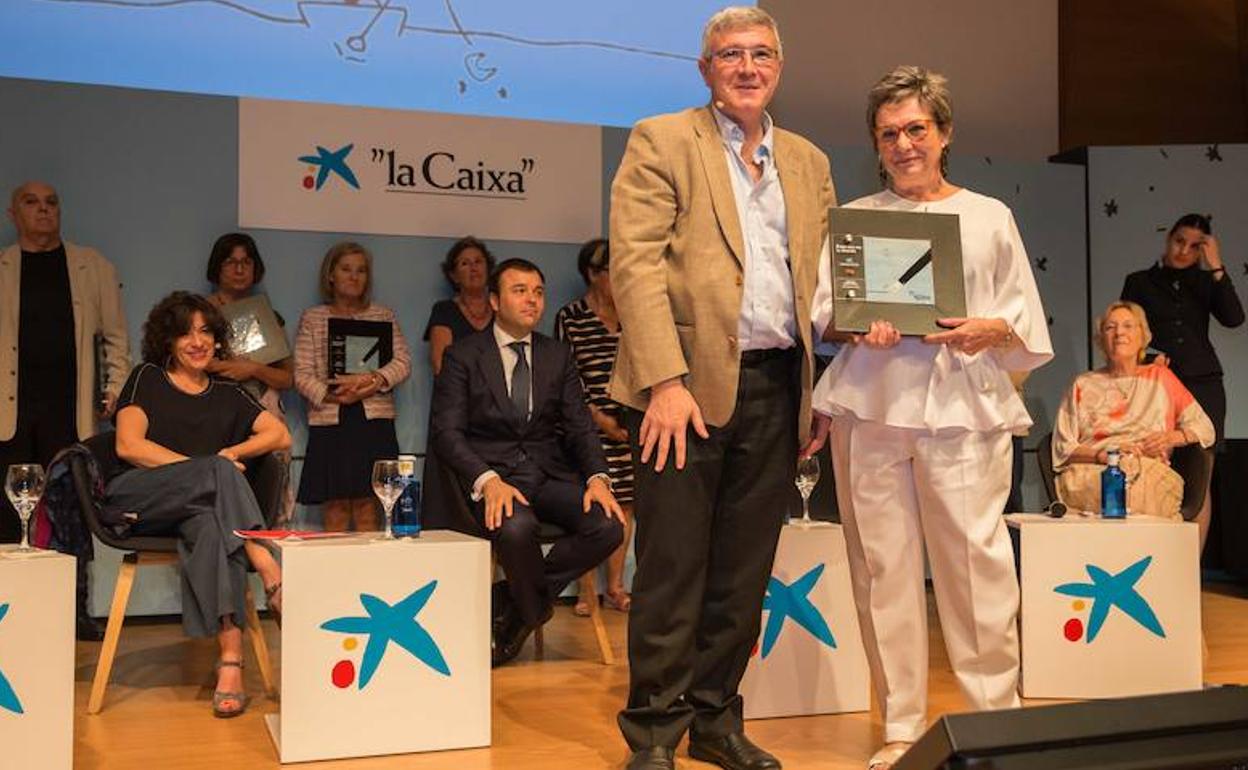 La murciana Isabel Muñoz recoge su trofeo de finalista en el XI Concurso de Relatos Escritos por Personas Mayores de La Caixa.