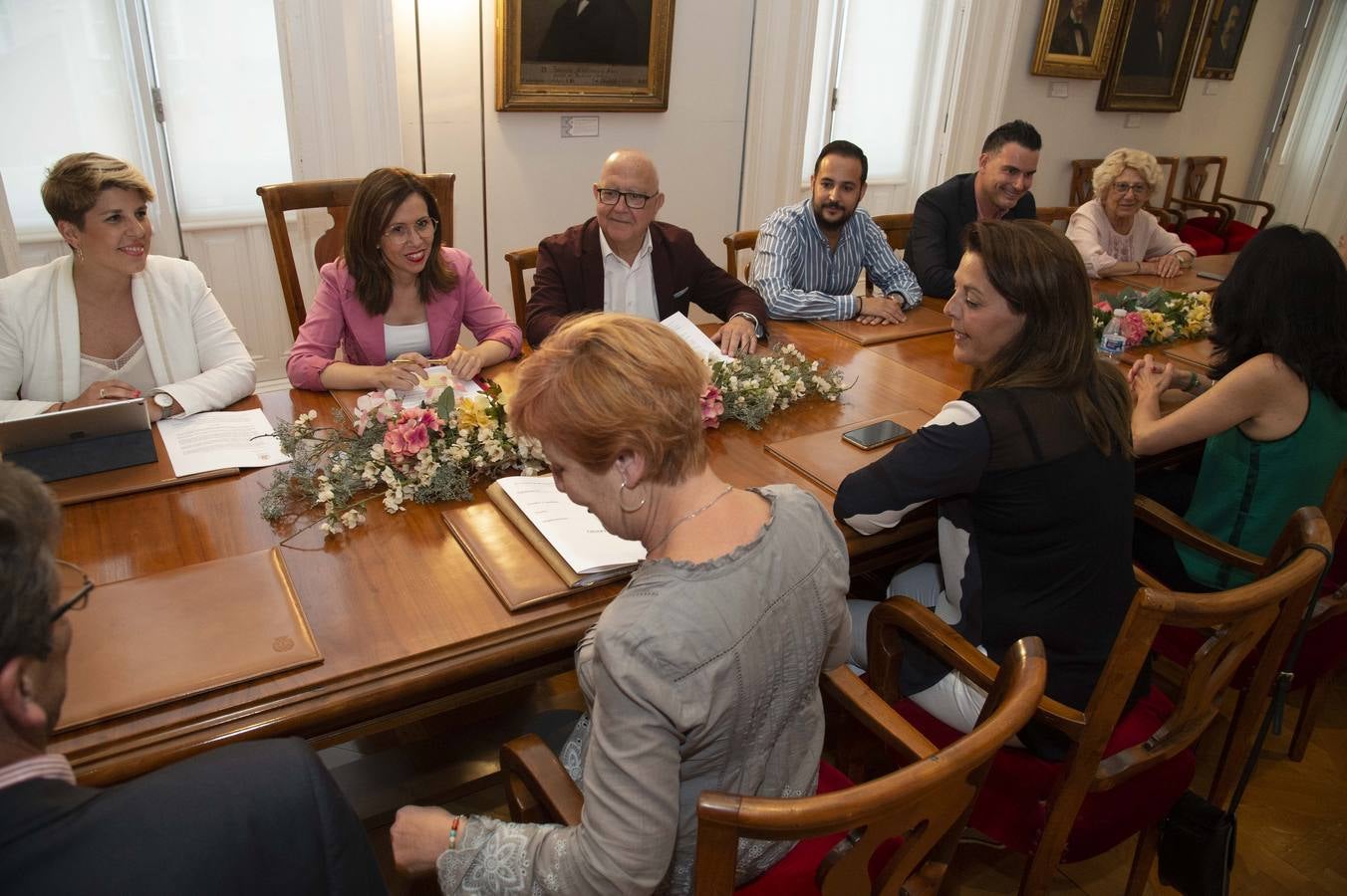 El reparto de papeles del nuevo equipo de gobierno tripartito asignó ayer a la alcaldesa Ana Belén Castejón (PSOE) una 'superconcejalía' de Urbanismo, Vivienda y Proyectos Estratégicos, mientras que Noelia Arroyo (PP) se quedará solo con Bienestar Social.