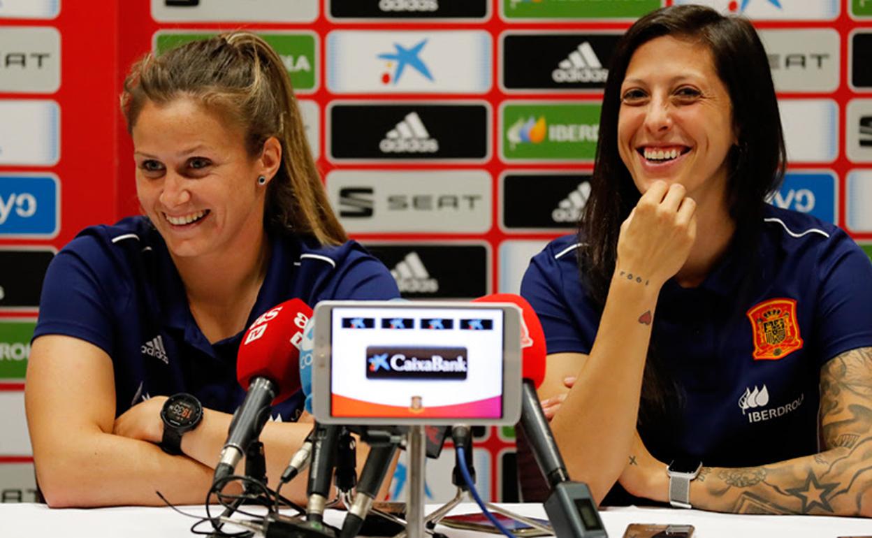 Sandra Paños (i) y Jennifer Hermoso (d) en rueda de prensa.