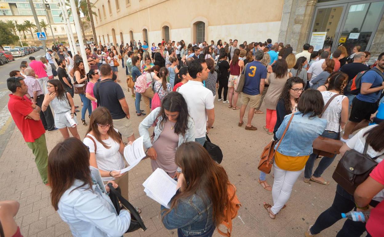 Imagen de archivo de opositores a maestro en la última oposiciòn celebrada en Cartagena. 
