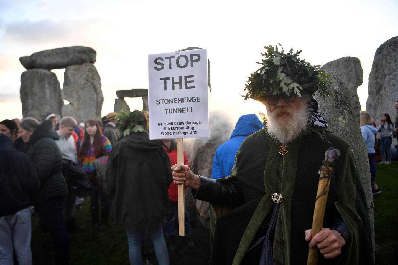 Varios entusiastas reciben el amanecer mientras participan en las celebraciones por el solsticio de verano en Stonehenge, en Wiltshire (Reino Unido). Este festival atrae anualmente a cientos de personas para celebrar el llegada del día más largo en el hemisferio norte.