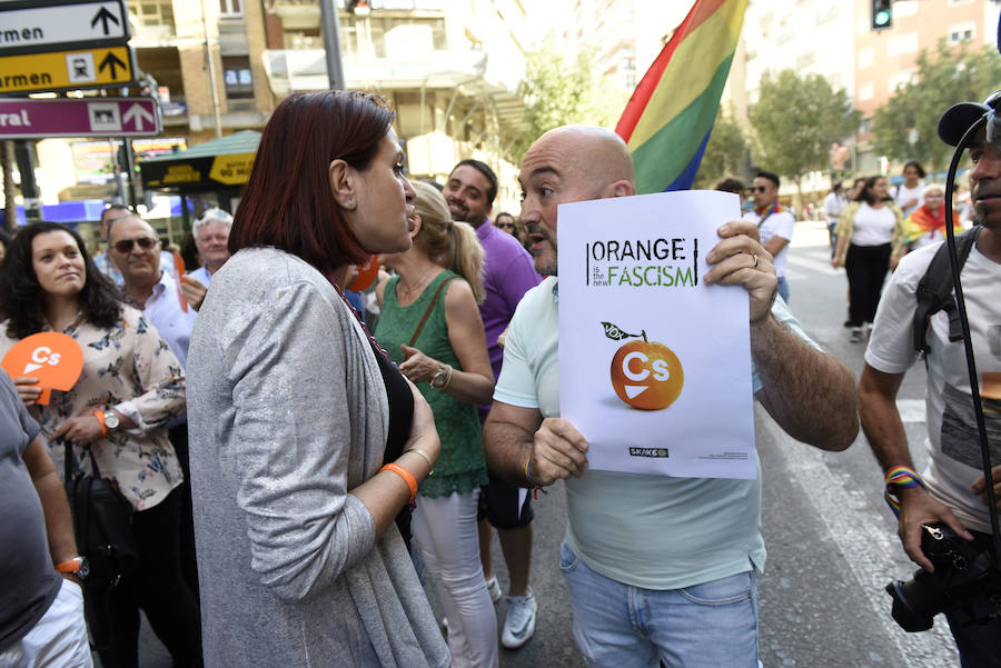 El centro la capital vuelve a teñirse de color para visibilizar las reivindicaciones del colectivo LGTBI+