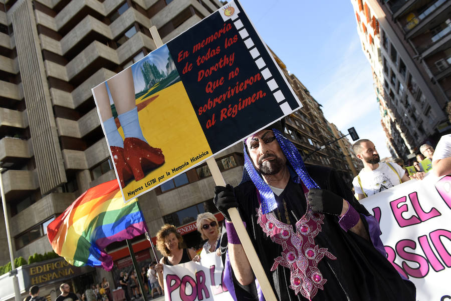 El centro la capital vuelve a teñirse de color para visibilizar las reivindicaciones del colectivo LGTBI+