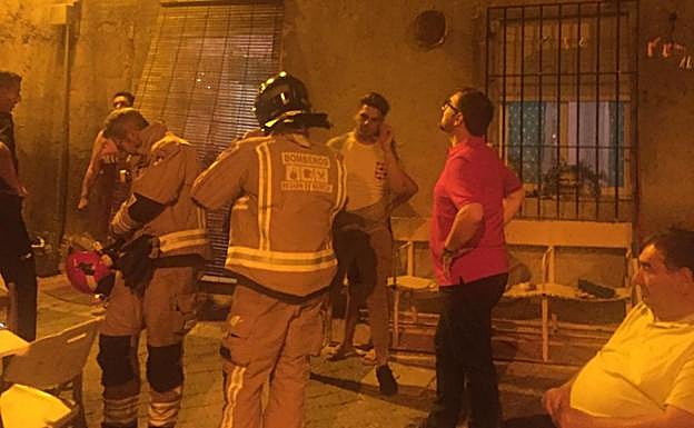 Bomberos de Lorca comprueban daños en una vivienda.