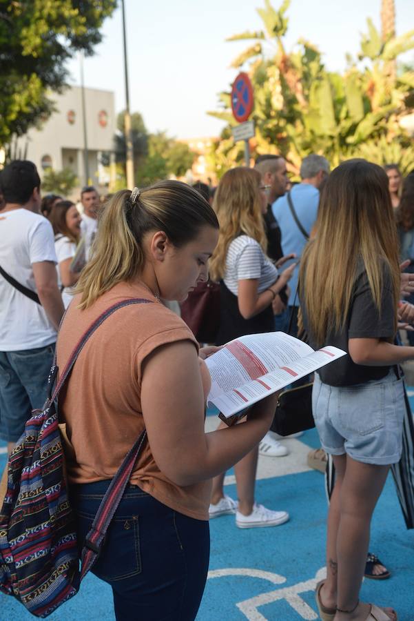 Casi un 90% de los admitidos concurren finalmente al primer examen, llevado a cabo en 19 sedes. La entrada se desarrolló con normalidad, aunque con algunas pequeñas incidencias fruto de los nervios