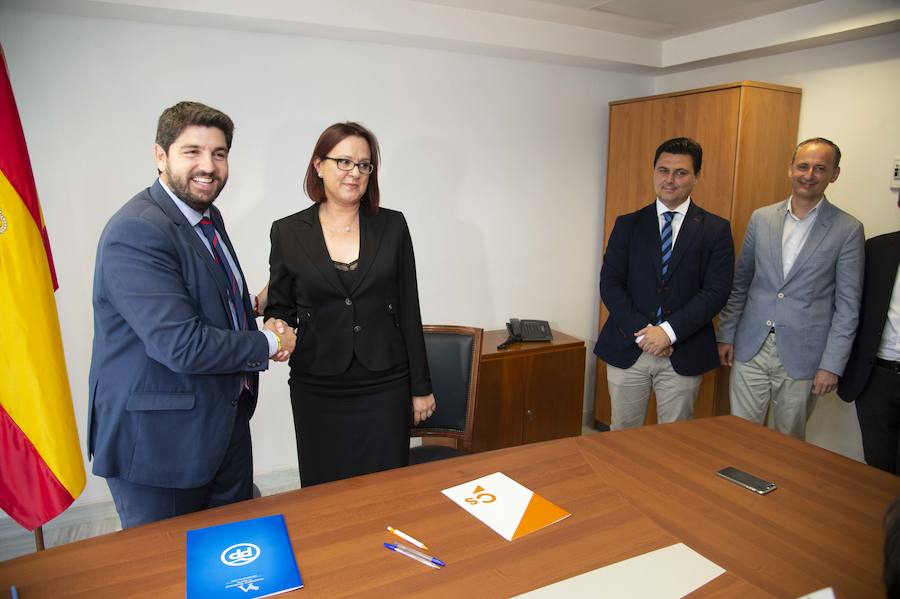 López Miras y la portavoz de Ciudadanos, Isabel Franco, suscribieron este lunes en Cartagena el acuerdo de gobierno.