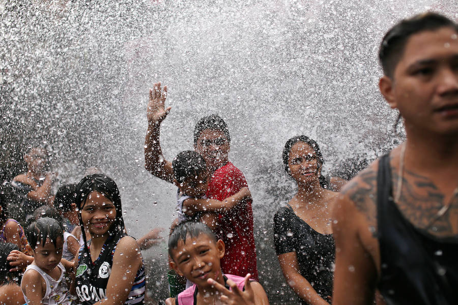 A pesar de las restricciones de agua, miles de filipinos salieron a la calle este día de San Juan para celebrar la llegada del verano, en una fiesta religiosa regada por ingentes cantidades de agua