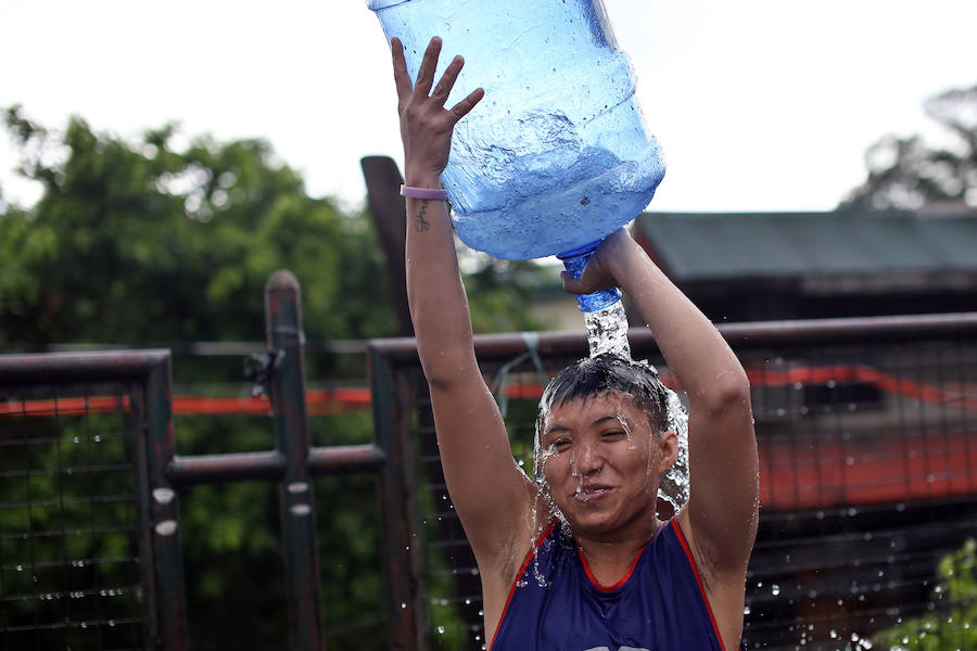 A pesar de las restricciones de agua, miles de filipinos salieron a la calle este día de San Juan para celebrar la llegada del verano, en una fiesta religiosa regada por ingentes cantidades de agua