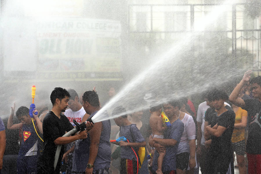 A pesar de las restricciones de agua, miles de filipinos salieron a la calle este día de San Juan para celebrar la llegada del verano, en una fiesta religiosa regada por ingentes cantidades de agua