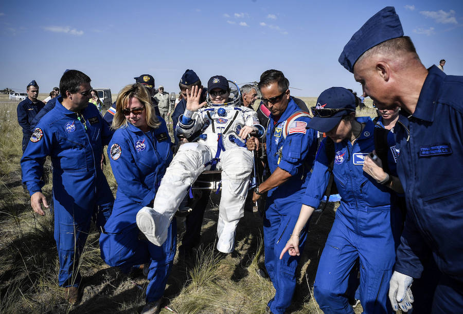 Aterrizaje de la cápsula Soyuz MS-11 con el equipo de la Estación Espacial Internacional del astronauta de la NASA Anne McClain, el cosmonauta ruso Oleg Kononenko y David Saint-Jacques de la Agencia Espacial Canadiense, en un zona remota de Kazajistán