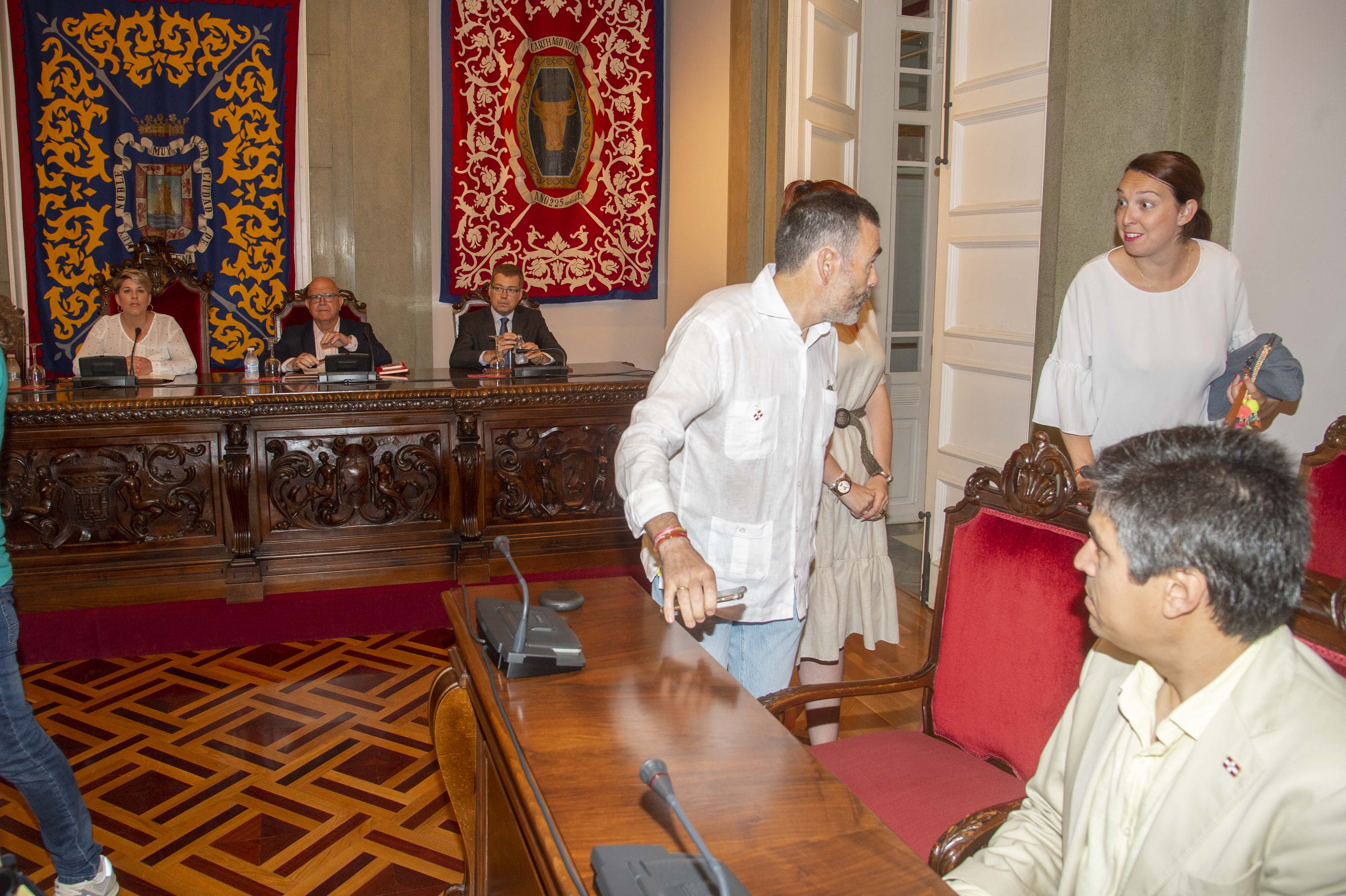La dimisión de Manuel Mora y las conversaciones sobre los pactos han protagonizado el Pleno Municipal del Ayuntamiento de Cartagena, que se ha celebrado este miércoles