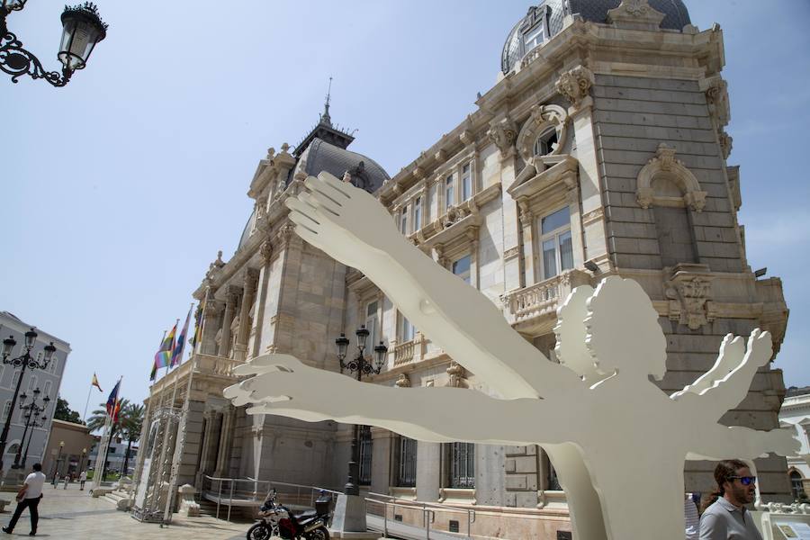 Érika Goyarrola, comisaria de la exposición, explica la muestra.