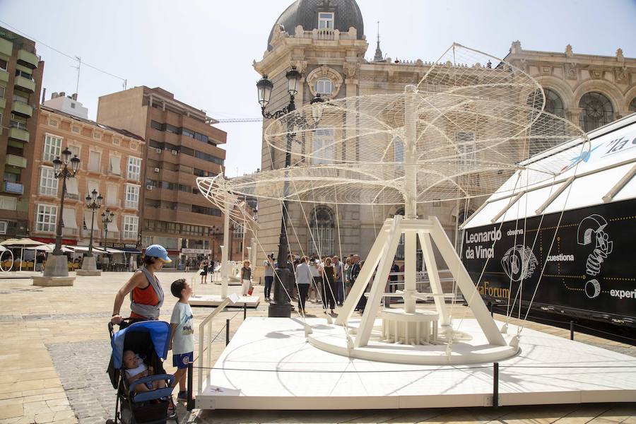 Érika Goyarrola, comisaria de la exposición, explica la muestra.