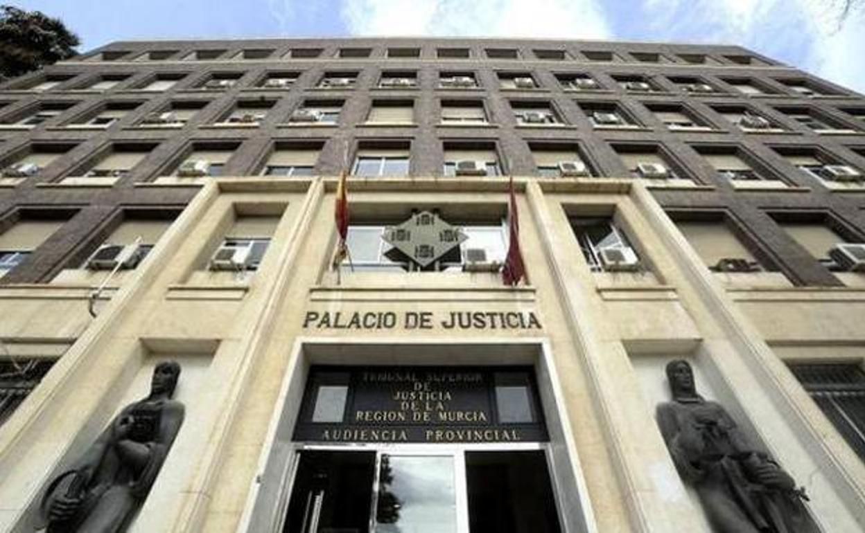 Nueve meses de prisión para un hombre que amenazó con asfixiar a su mujer por no hacerle la comida