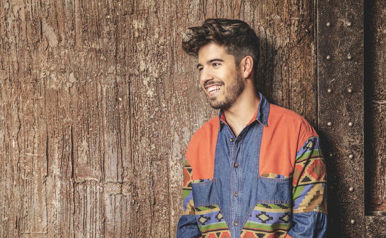 Roi Méndez, cantante que se dio a conocer en Operación Triunfo 2018, presenta su primer disco 'Mi lógico desorden' este sábado en la Sala REM a las 22.30 horas.