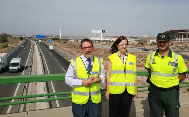 El delegado del Gobierno, Francisco Jiménez; la jefa provincial de Tráfico, Virginia Jerez, y el comandante de la Agrupación de Tráfico de la Guardia Civil de la Región, José Ángel Jurado, en la presentación de la campaña.