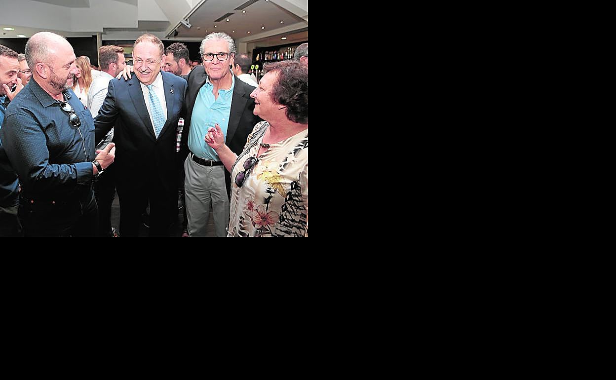  Juan Amorós (c) es felicitado durante el homenaje. 