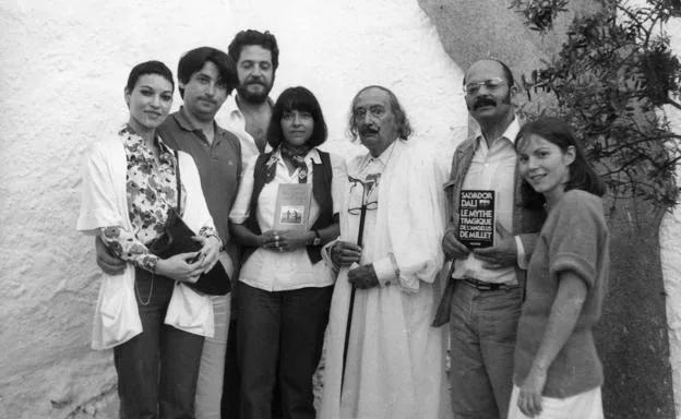 Imagen principal - Arriba, Óscar Tusquets y Beatriz de Moura, junto a Dalí y Jean Jacques Pauvert, en 1978; debajo, Beatriz de Moura junto a John Irving y Almudena Grandes.