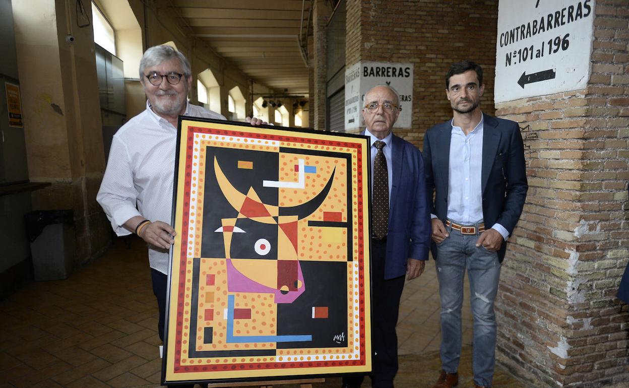 Marcos Salvador Romera, con el cartel que ha diseñado, Ángel Bernal y Paco Ureña, ayer. 