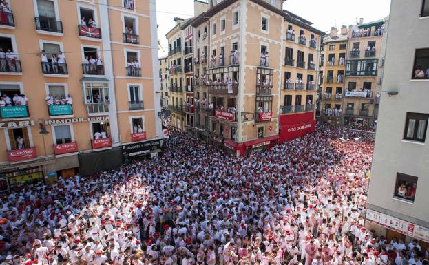 Ambiente previo al tradicional 'Txupinazo' de San Fermín, en Pamplona.