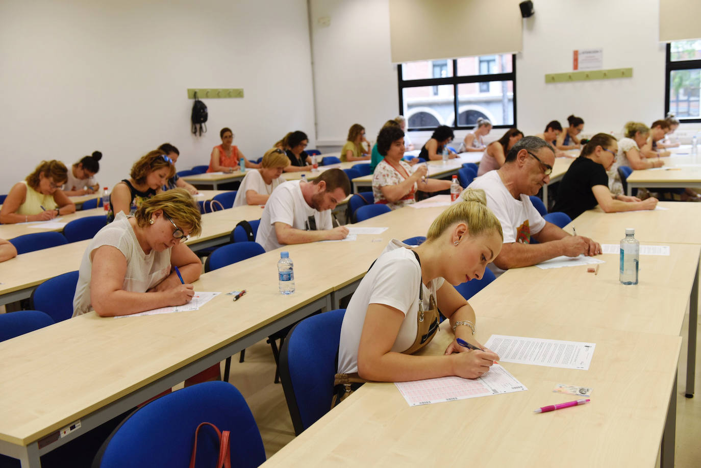 Más de 12.000 opositores se han presentado al examen para conseguir una de las 1.146 plazas de Auxiliar de Enfermería en la Región de Murcia